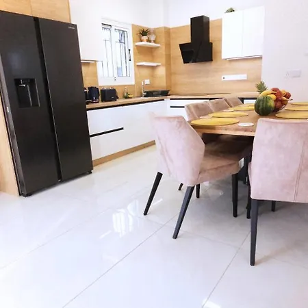 Elia Blue , Hot Tube , Heated Pool *