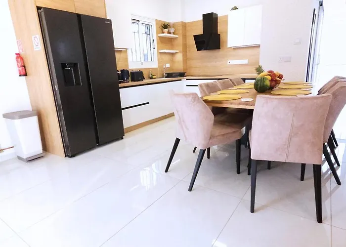 Elia Blue , Hot Tube , Heated Pool *