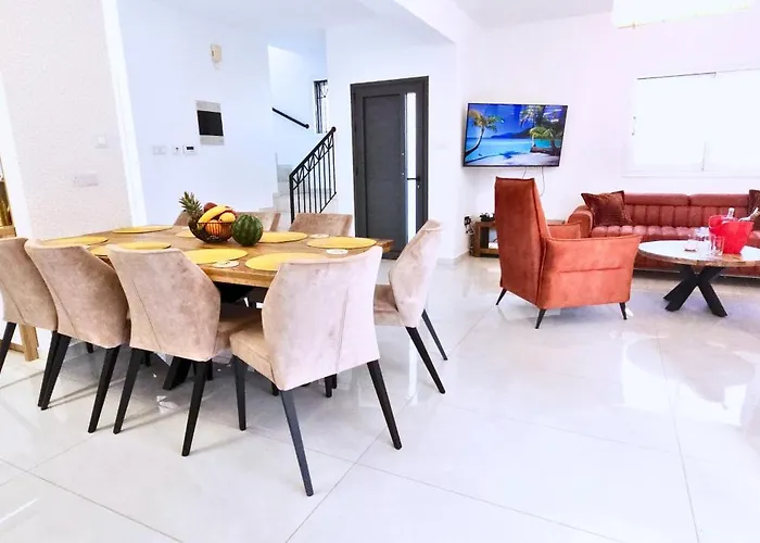 Elia Blue , Hot Tube , Heated Pool Villa Paralimni